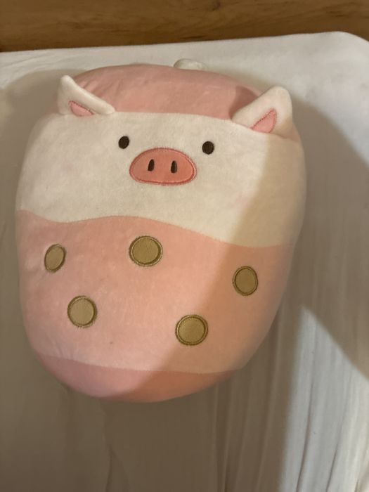 Розова плюшена играчка на прасенце в бъбълти.