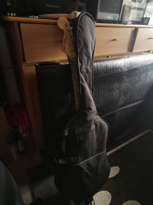 Китара с калъф и кубе