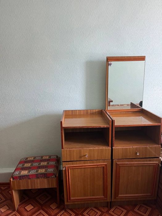 Две тумбы с пуфиком продам