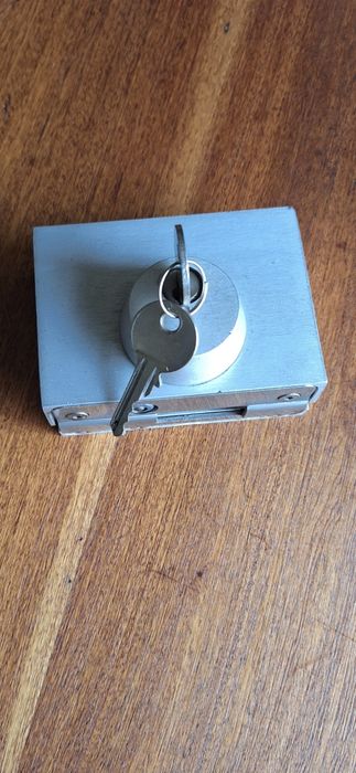 Брава за стъклена врата