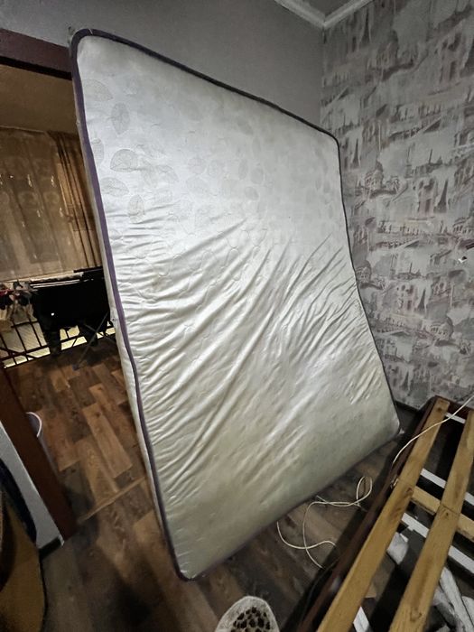 Кровать с матрасом