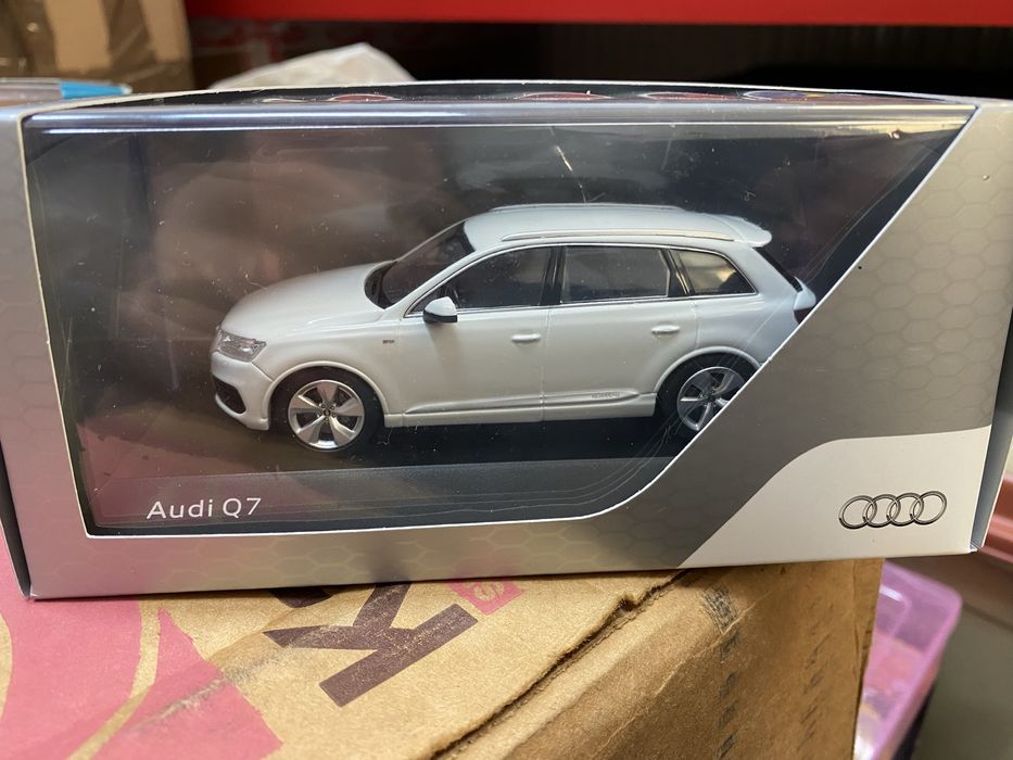 SPARK AUDI Q7 an 2017 machetă auto scara 1:43