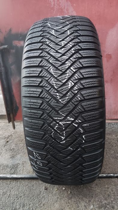 1бр. зимнa гумa  205/55/16 Laufenn 
dot23
7mm
Много добро състояние на