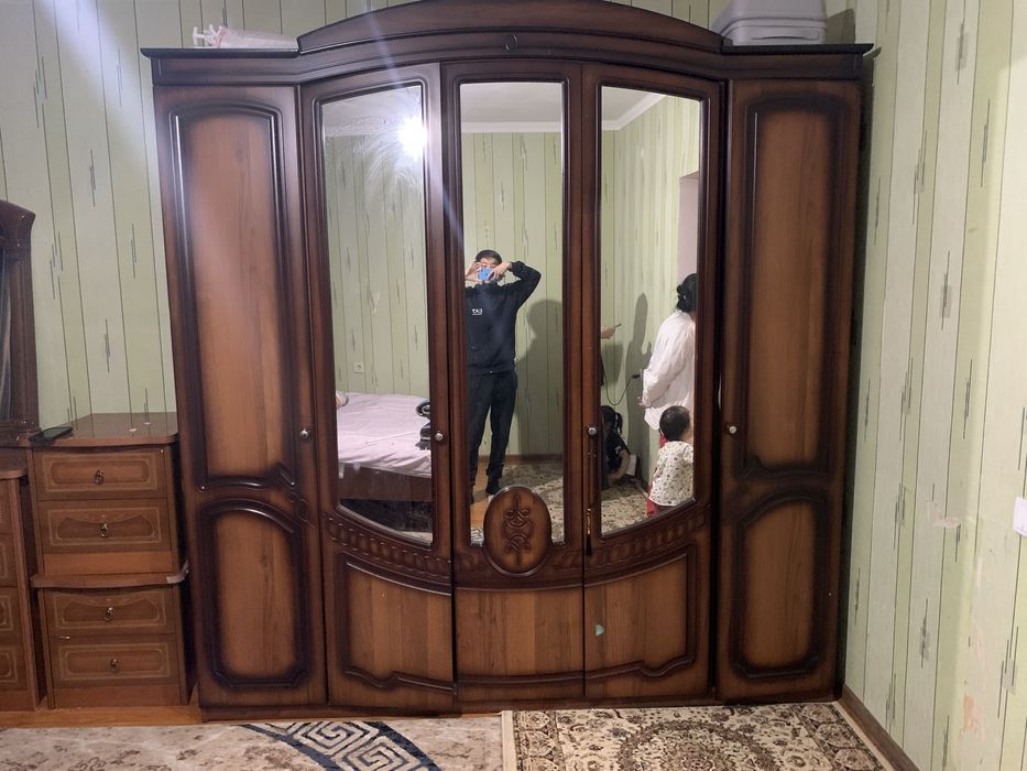 большой дерева шкаф