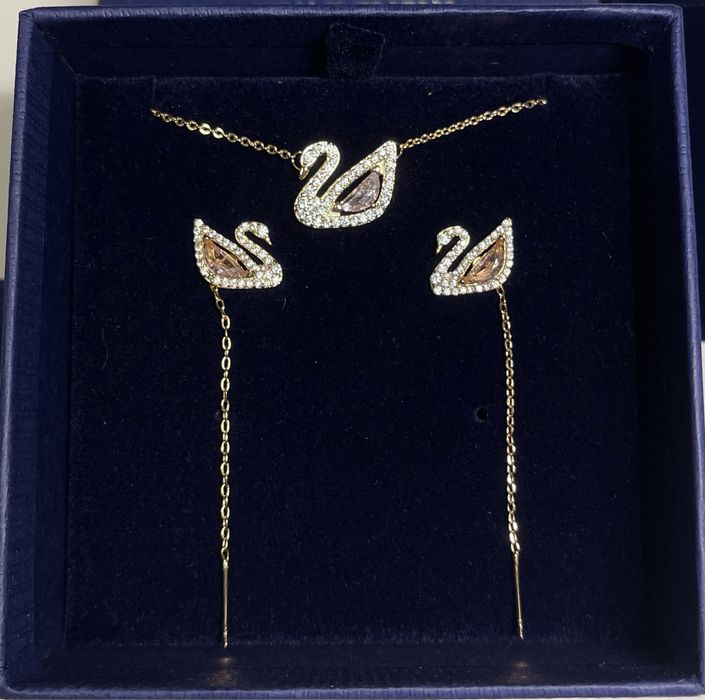 Комплект обеци и колие на Сваровски / Swarovski