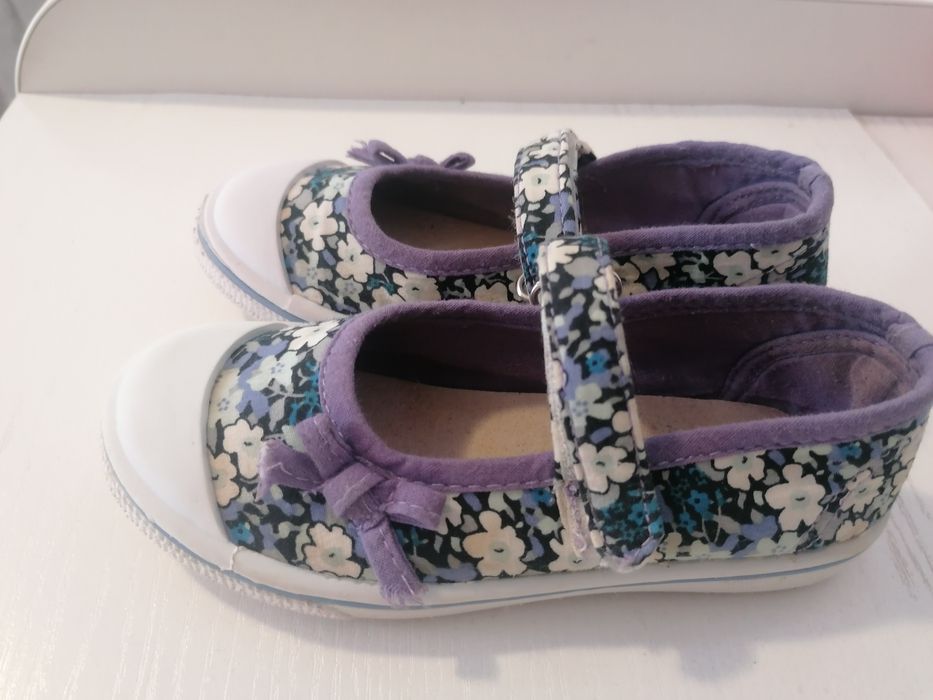 Пантофки  и маратонки Адидас момиче 28 номер