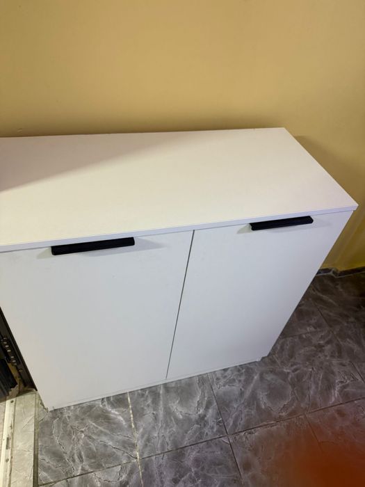 Белый удобный шкафчик