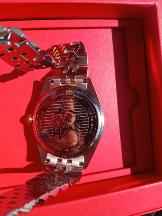 Vând ceas ferragamo