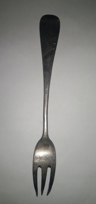 Продаются серебряные щипцы и вилочка