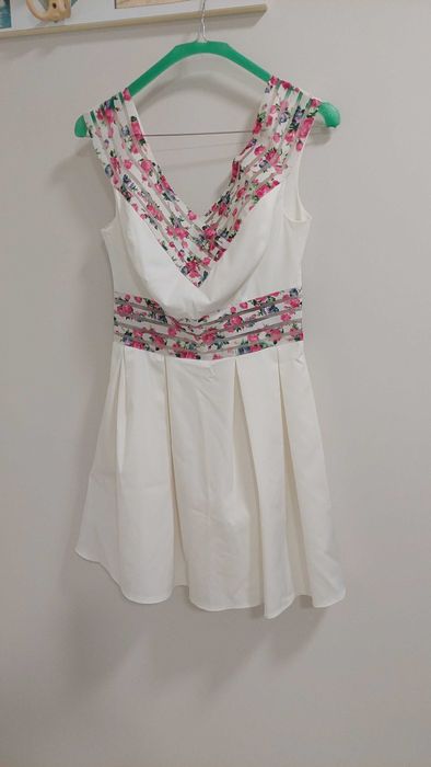 Бяла елегантна рокля с флорални мотиви