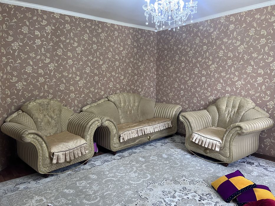 продам диван с креслом золотистого цвета