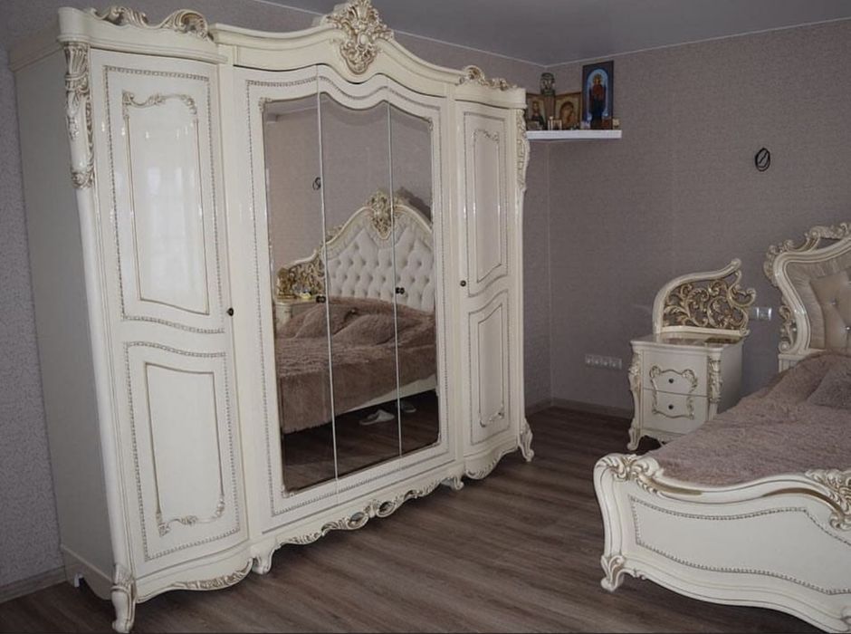 Красивый спальный гарнитур+матрас