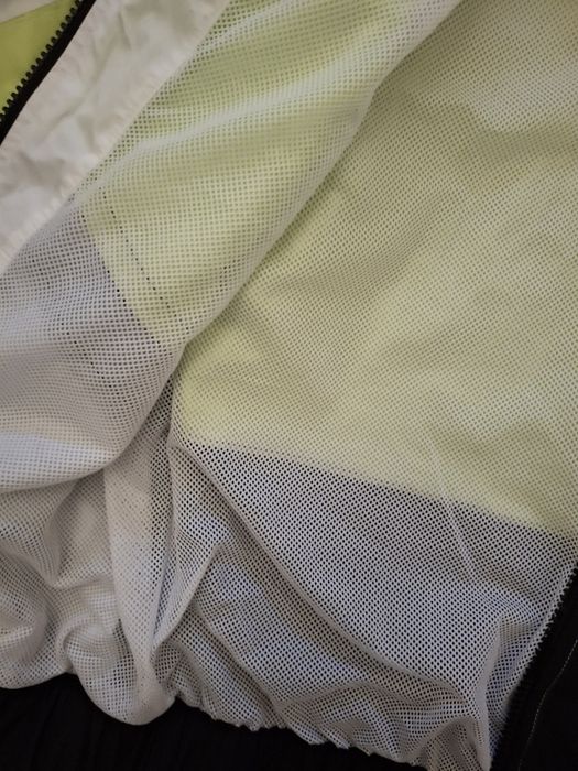 Продам  куртку ветровку