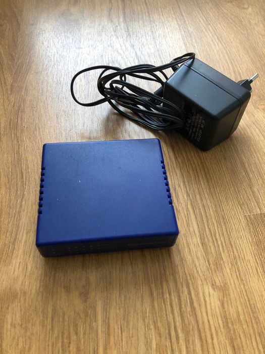 Един интернет вход и 5 изхода за компютри + адаптер за  7,5VDC