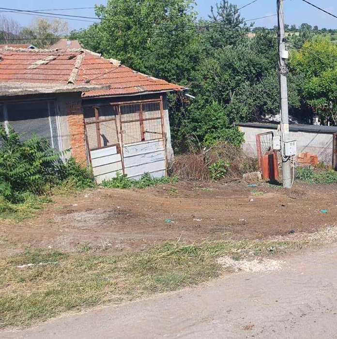 Продавам имот със сграда,гараж и парцел в с.Червена вода област Русе