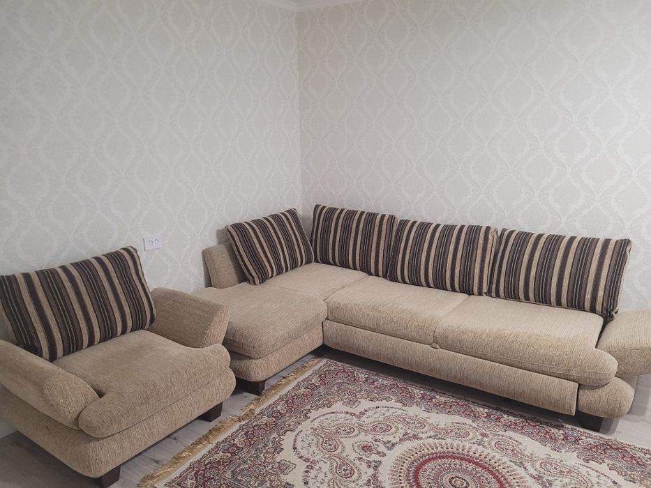 Угловой диван и кресло