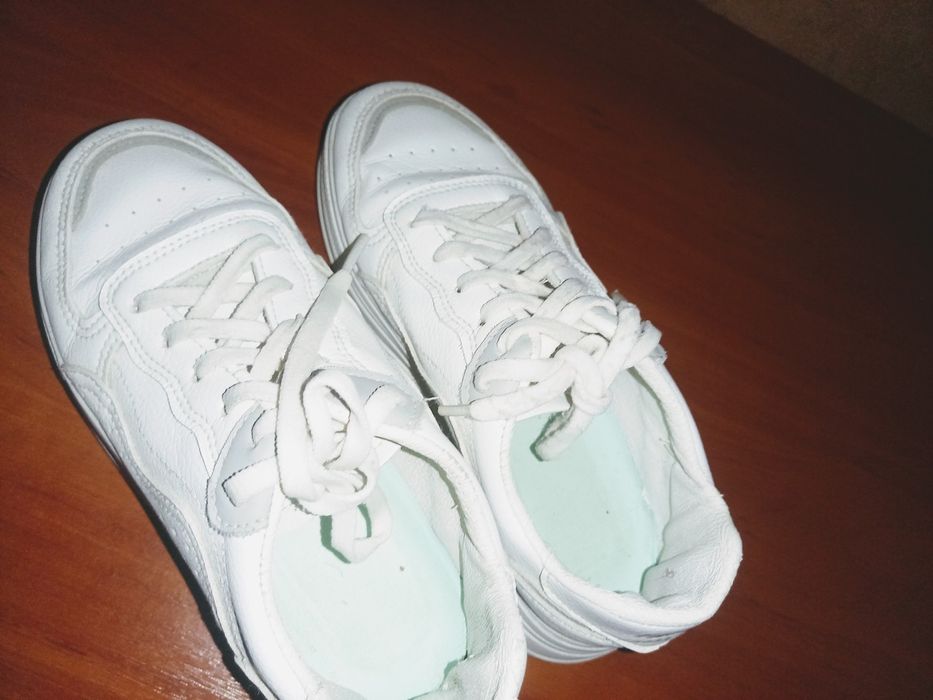 Белый кроссовки на девушка