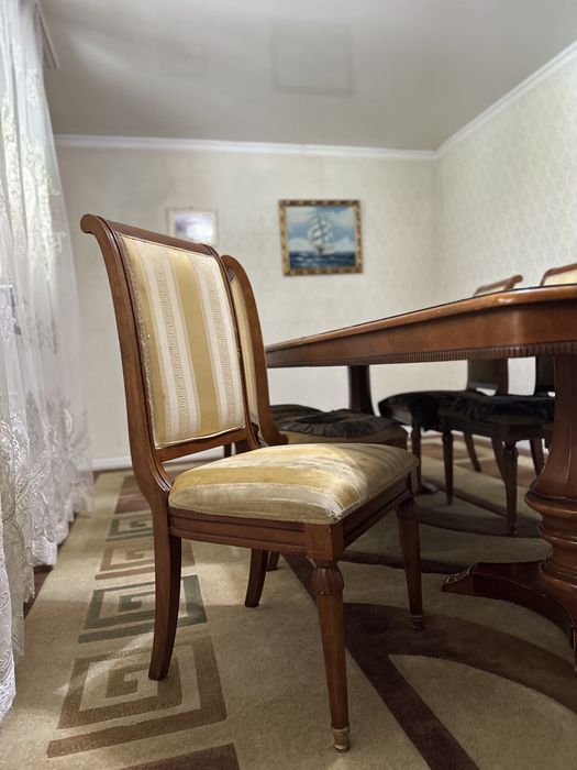 Добротный стол со стульями