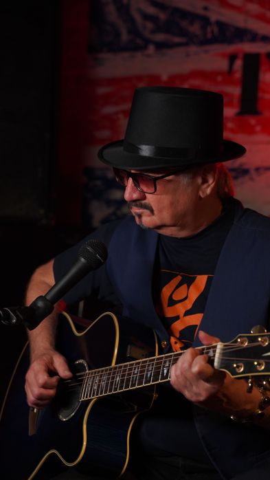 Гитарист певец на ваш праздник.