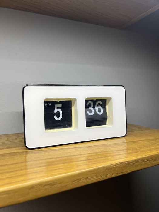 Стильные настольные часы