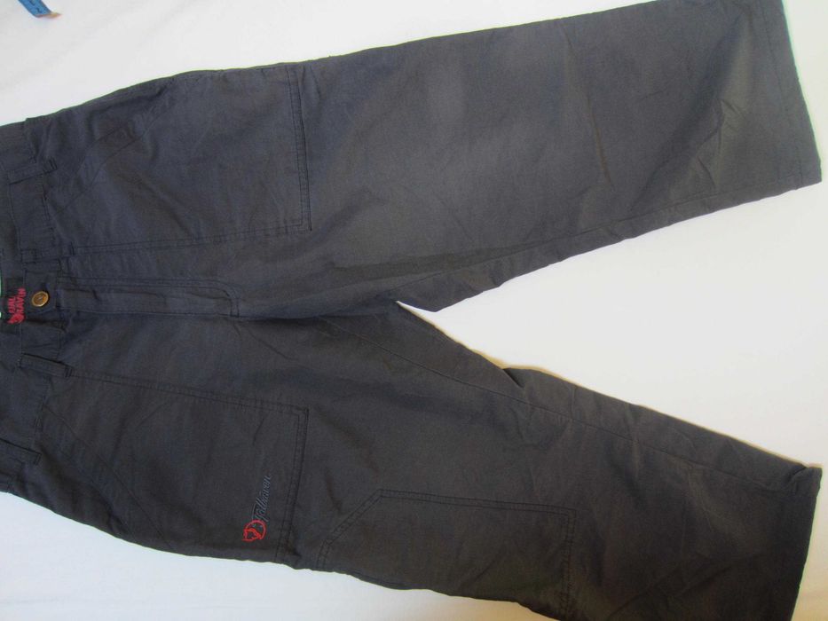 Pantalon bermude Fjall Raven, masura 38, material 73%polyamida+27%bumbac), culoare gri inchis, stare f. buna