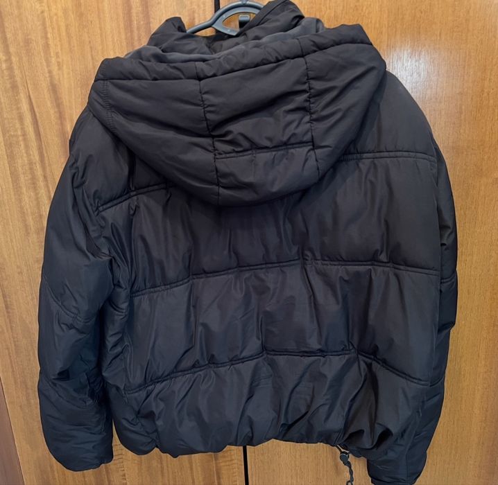 Продавам запазено дамско черно яке с качулка!