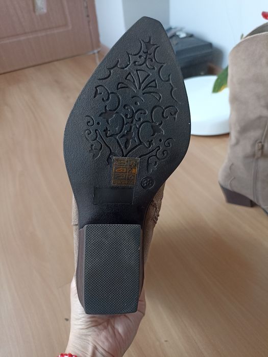 Продавам ботуши,
