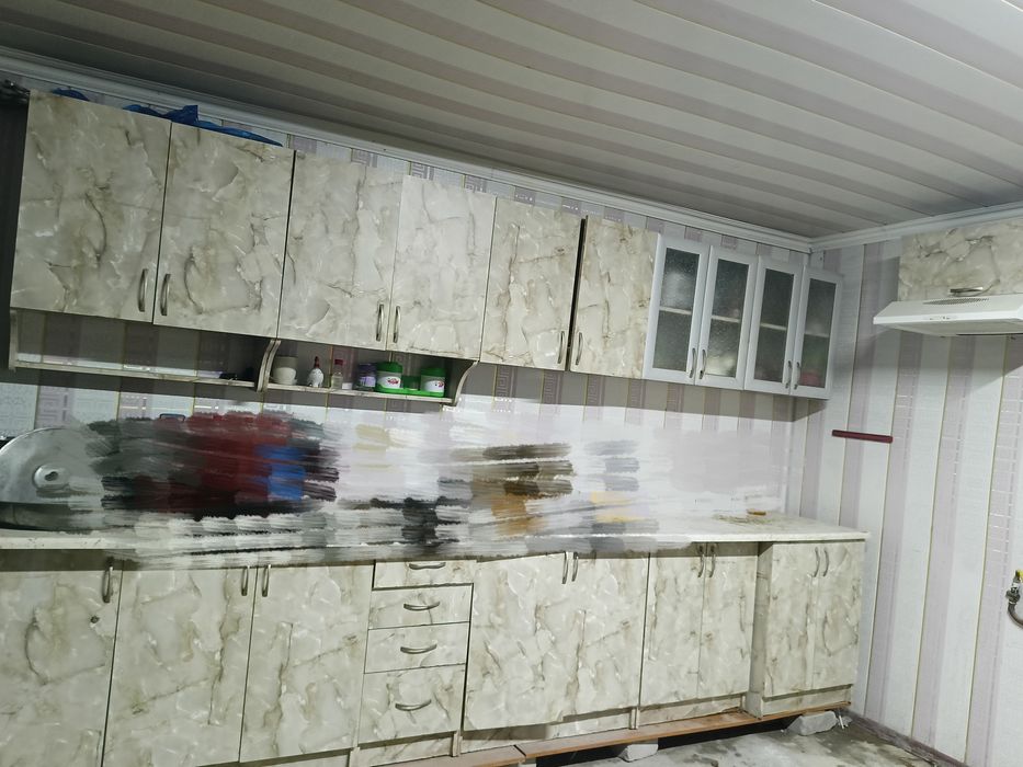 Кухонный гарнитур с вытяжкой