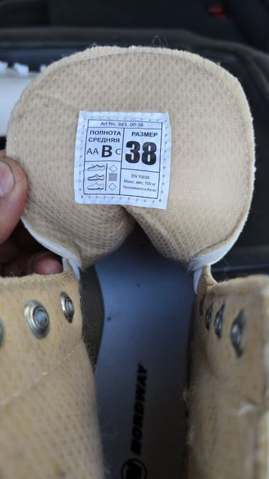 Продам женские коньки 38