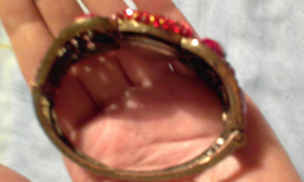 Женские часы с камнями