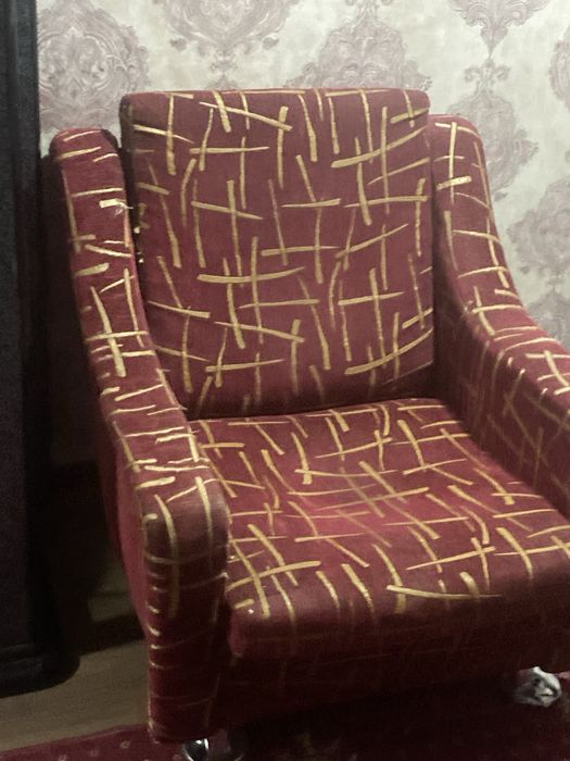 диван и кресло в нормальном состояние