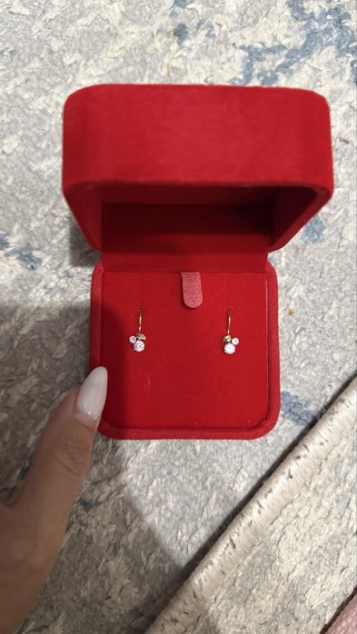 Продам золотые серьги