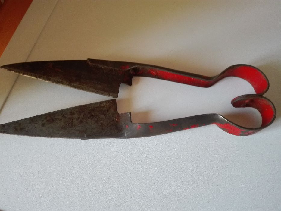 Стари дървени съдове , мотика и ножица и маши за печка.