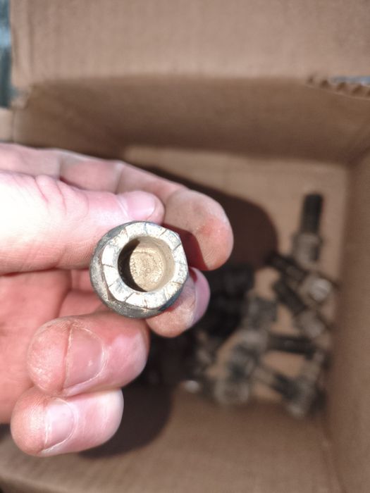 Болты колес от поло седан