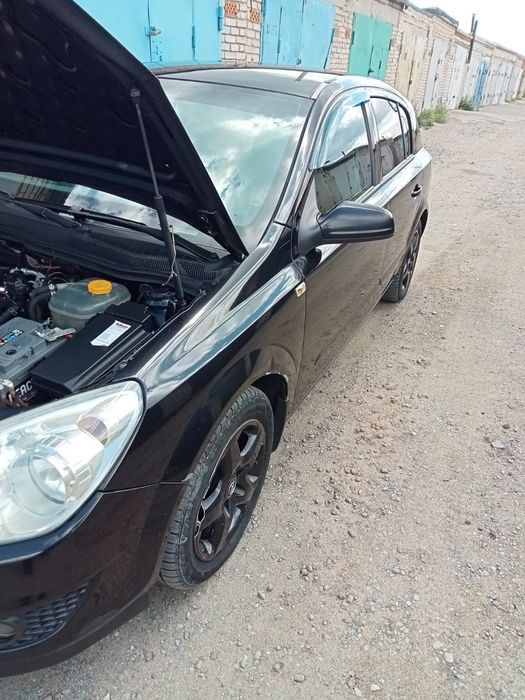 Опель Астра черный