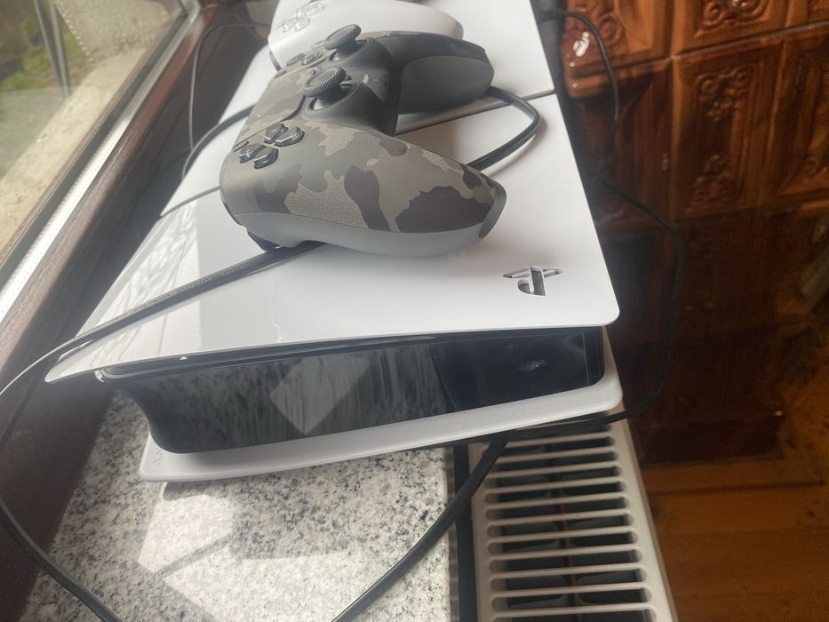 Vand playstation 5 plus doua manete, pret fix