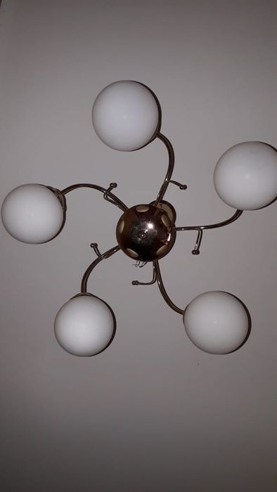 Продам красивую белую люстру