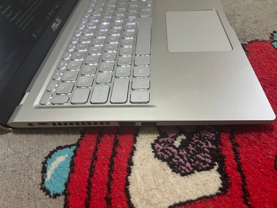 Noutbuk Asus sotilad