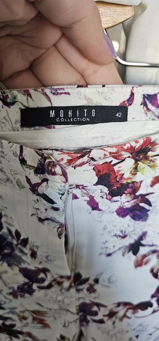 Pantalon casual Mohito și bluză Zara.