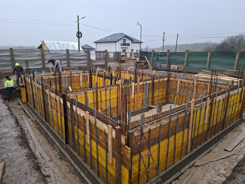 Contruim case la rosu !