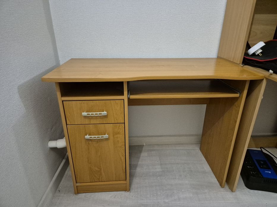 Продам стол компьютерный