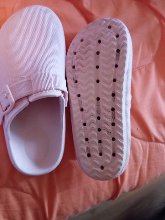 Продавам дамски чехли