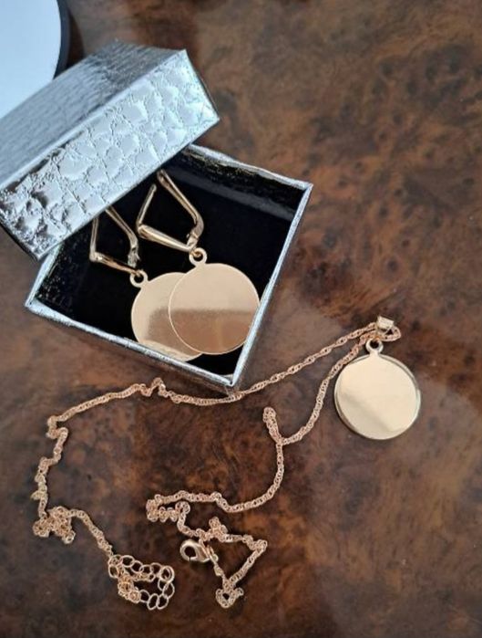 Набор серьги и кулон.