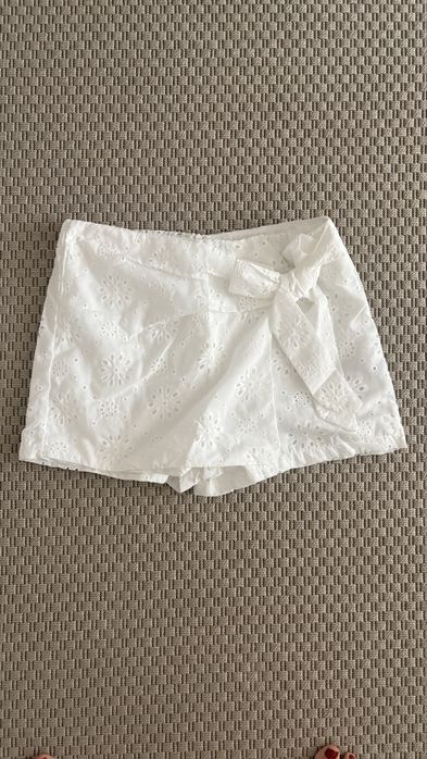 Fustă pantalon albă brodată SHEIN, mărimea M, nouă