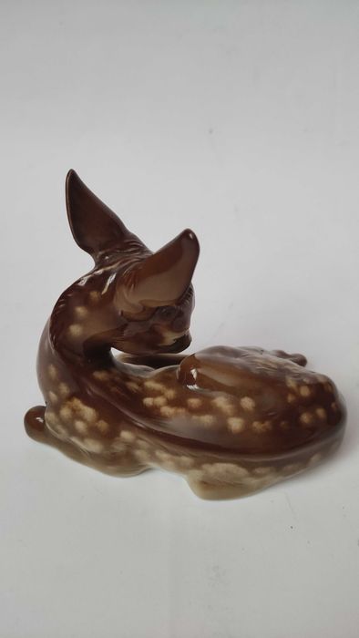 Фигура на сърничка от гланциран порцелан