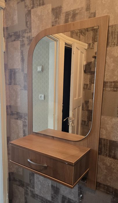 Продам полочку с зеркалом