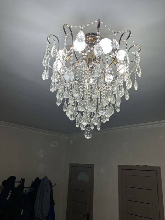 Диван, тумба под телевизор и люстры