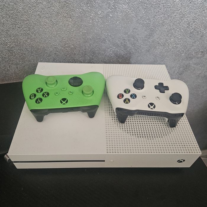 Xbox  cu 2 manete, volan și pedale și 3 jocuri