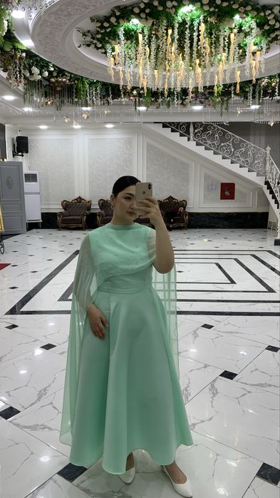 Вечерняя платья из плотного атласа