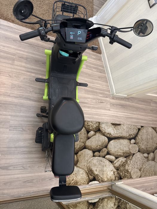 Электробайк черно/зеленого цвета